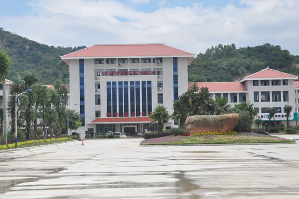 园区标志性建筑—科技服务中心。